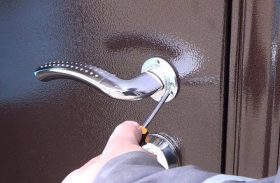 Замена дверной ручки металлической двери в Семилуки