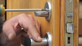 Замена личинки замка входной двери в квартире в Семилуки