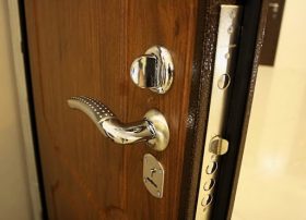 Замена входной двери в квартире в Семилуки